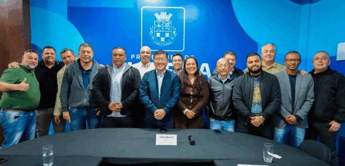 O prefeito Taka Yamauchi, com treze vereadores