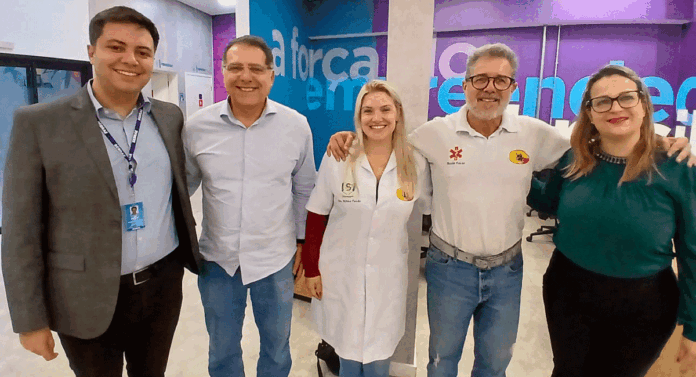 Cesar Ferreira, secretário de Desenvolvimento Econômico e Empreendedorismo juntamente com representantes do SEBRAE e do Instituto Ninho do Falcão