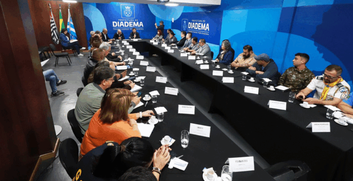 Representantes de instituições civis, militares e educacionais participaram da reunião