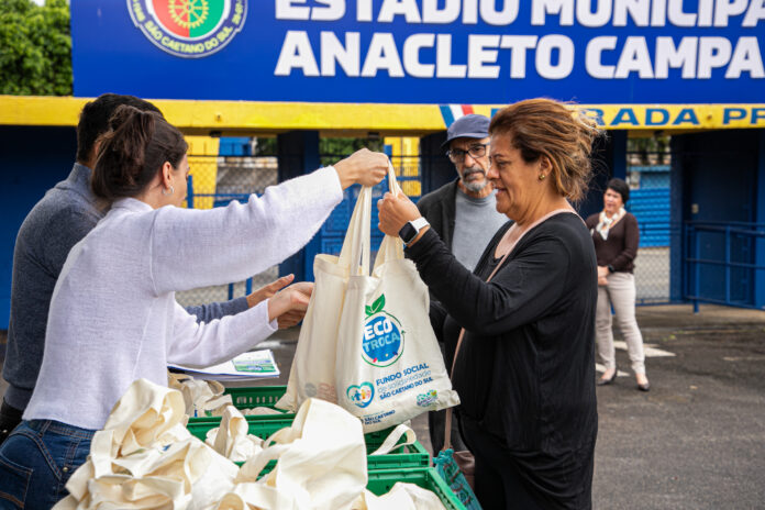 Prefeito Tite na Ecotroca do bairro Olimpico