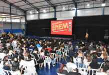 Singular faz revisão gratuita para o Enem e reúne estudantes de escolas públicas e particulares