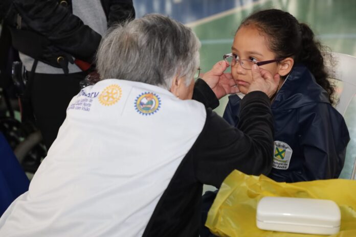 Educando com Visão entrega 410 óculos para alunos das escolas municipais de Santo André