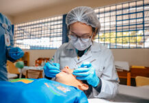 Estudantes de São Bernardo recebem restauração dentária nas Emebs