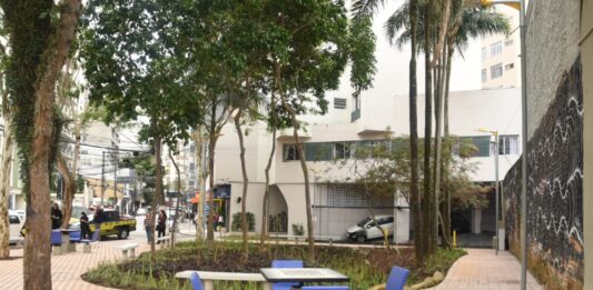 Praça no centro de Santo André ganha canteiro esponja para combater alagamentos