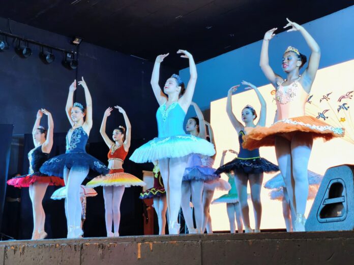 Evento reuniu cerca de 300 bailarinas do Núcleo de Dança da EMARP. Foto Cibeli LeãoPMETRP