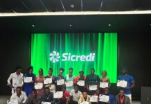 Sicredi entrega certificados do Curso de Alfabetização de Língua Portuguesa para Estrangeiros