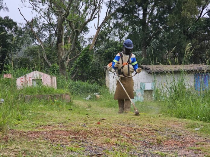 Cemitério recebe serviços de roçagem e limpeza nesta semana Foto Fellipe CruzPMETRP