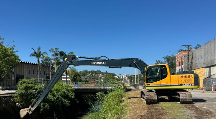 Regional de Ouro Fino intensifica serviços permanentes de limpeza urbana e desassoreamento em Ribeirão Pires