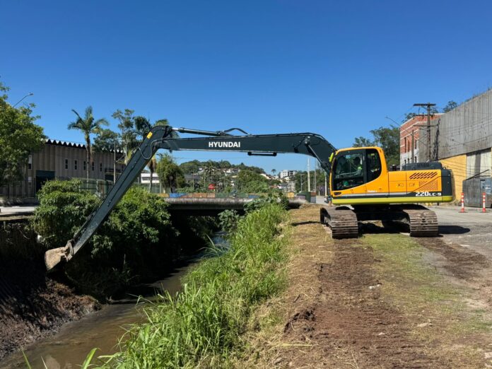 Serviços de desassoreamento no Rio Ribeirão Grande F