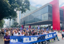 Presidente da OAB SP discursa sobre violência de gênero durante caminhada em apoio às mulheres