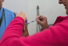 Prefeitura de Ribeirão Pires vacina motoristas de ônibus contra a influenza