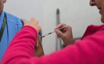 Prefeitura de Ribeirão Pires vacina motoristas de ônibus contra a influenza