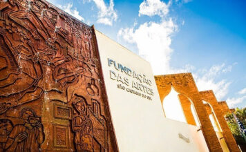 Fundação das Artes promove exposição de artes visuais com leitura sobre cadeiras