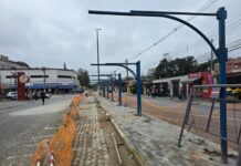 Estrutura de apoio para motoristas de aplicativo avança com instalação de gradil na região central