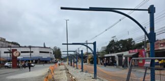 Estrutura de apoio para motoristas de aplicativo avança com instalação de gradil na região central