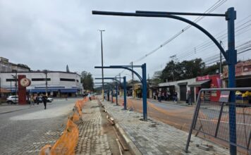 Estrutura de apoio para motoristas de aplicativo avança com instalação de gradil na região central