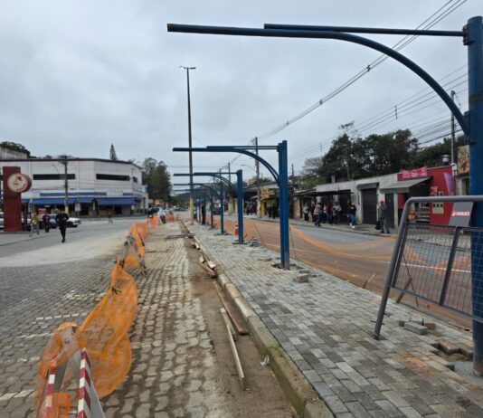 Estrutura de apoio para motoristas de aplicativo avança com instalação de gradil na região central