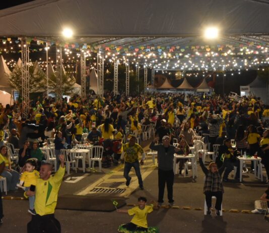 Torcida lota Arraial Solidário de Santo André na estreia da Seleção Brasileira na Copa
