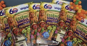 Visitantes do espaço lúdico Singular Science Play ganham álbum e figurinha personalizada