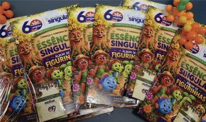Visitantes do espaço lúdico Singular Science Play ganham álbum e figurinha personalizada