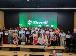 Sicredi certifica mais de 100 estrangeiros em curso de língua portuguesa