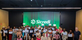 Sicredi certifica mais de 100 estrangeiros em curso de língua portuguesa
