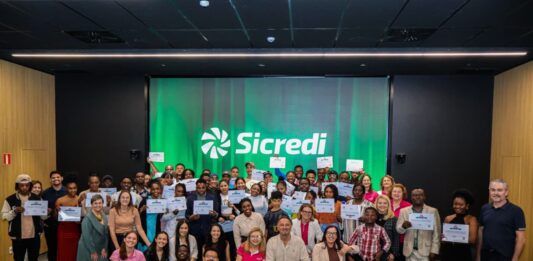 Sicredi certifica mais de 100 estrangeiros em curso de língua portuguesa