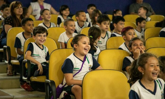 Apresentação artística em escola de SCS