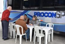 Procon Móvel atende munícipes na Rua Coronel Oliveira Lima nesta sexta
