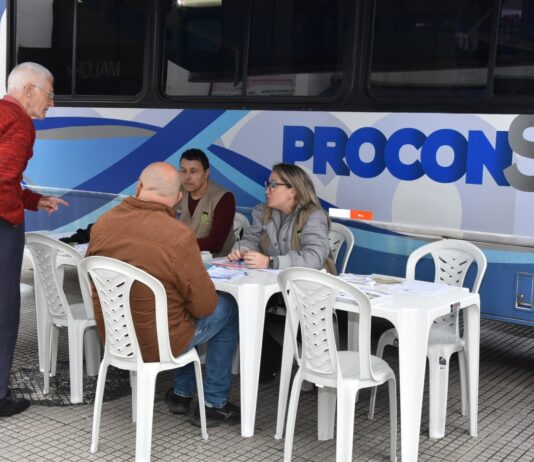 Procon Móvel atende munícipes na Rua Coronel Oliveira Lima nesta sexta