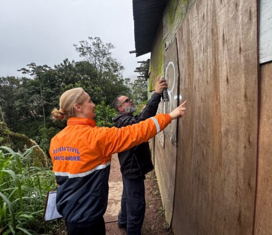 Operação preventiva interdita residências com risco de deslizamento no Jardim Santo André