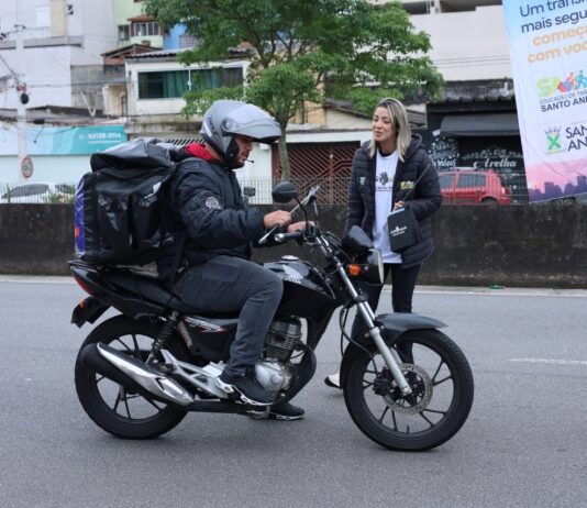 Blitz educativa orienta motoristas e motociclistas durante Mês da Mobilidade em Santo André