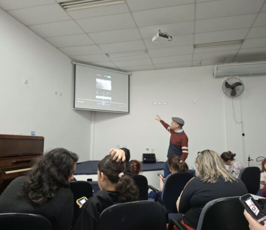 Oficina gratuita de edição de vídeo no celular recebe adultos e crianças em São Caetano