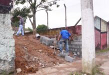 Ribeirão Pires amplia ações de zeladoria com construção de ponto de ônibus e novo acesso a campo de futebol